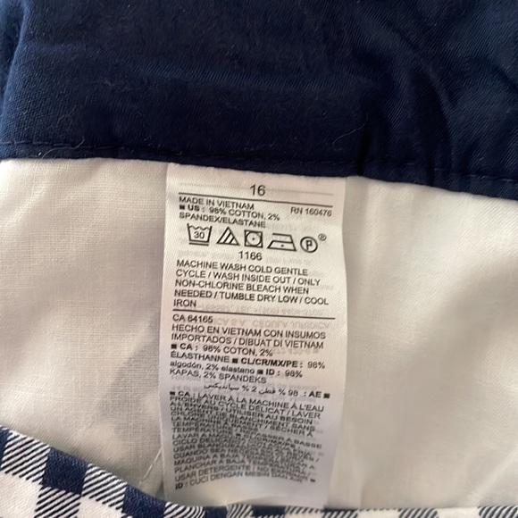 Old Navy Everyday Shorts - Picture 5 of 5